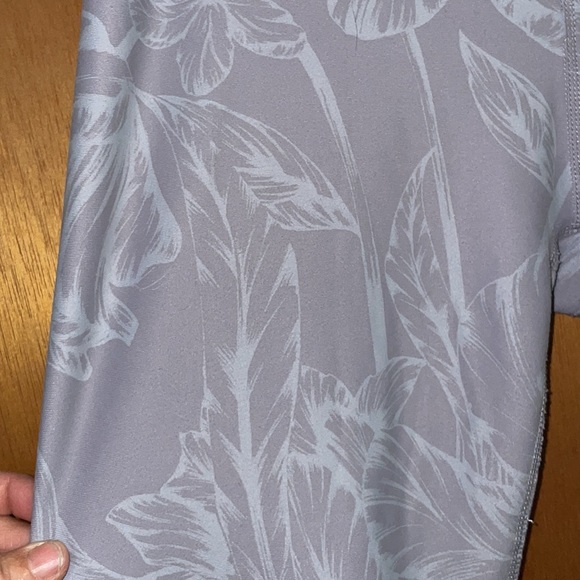 •FABLECTICS•LIGHT GRAY FLORAL HIGH WAISTED SKINNY CAPRI LEGGINGS SIZE MEDIUM EUC - Picture 5 of 7